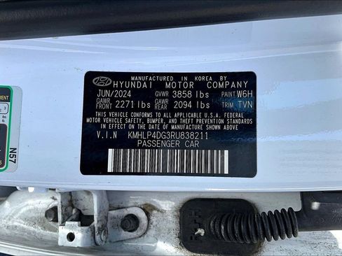 Used 2024 Hyundai Elantra Limited FWD image 15