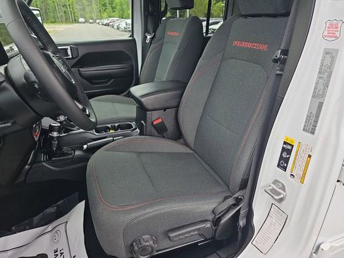 Used 2025 Jeep Wrangler Unlimited Rubicon AWD/4WD image 19