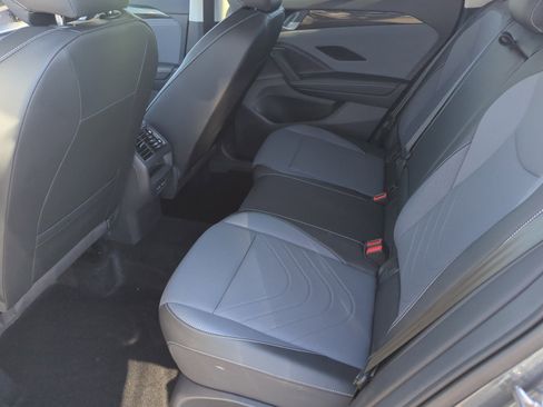 Certified 2025 Volkswagen Tiguan SE image 17