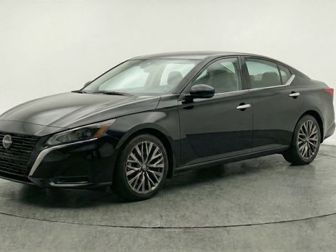 Used 2025 Nissan Altima 2.5 SV image 3