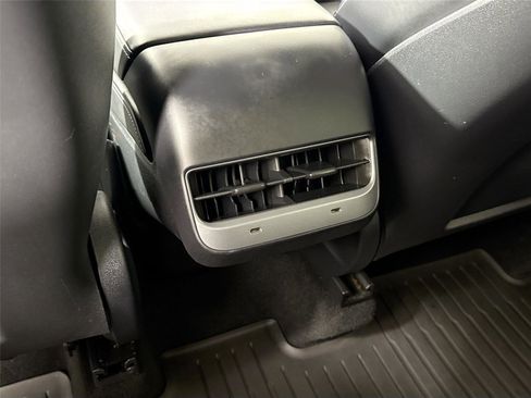 Used 2021 Tesla Model Y Long Range image 31
