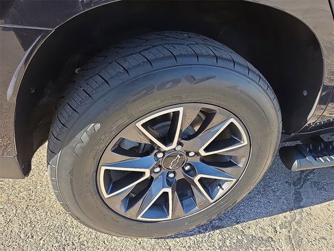 Used 2022 Chevrolet Tahoe Z71 w/ Luxury Package image 13