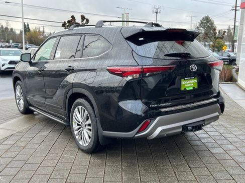 New 2026 Toyota Highlander Platinum image 3