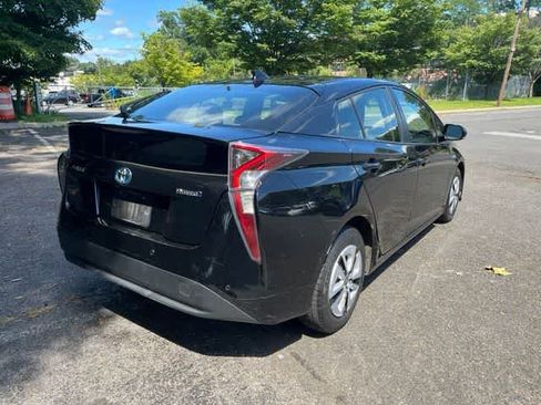 Used 2018 Toyota Prius Two w/ Prius Two Safety Plus Package FWD image 4