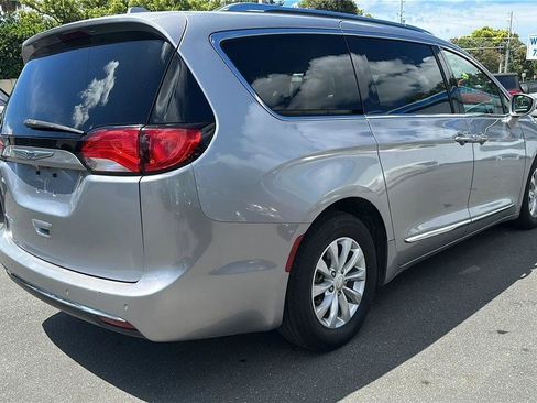 Used 2019 Chrysler Pacifica Touring-L FWD image 10