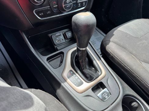Used 2017 Jeep Cherokee Latitude w/ Comfort/Convenience Group FWD image 18