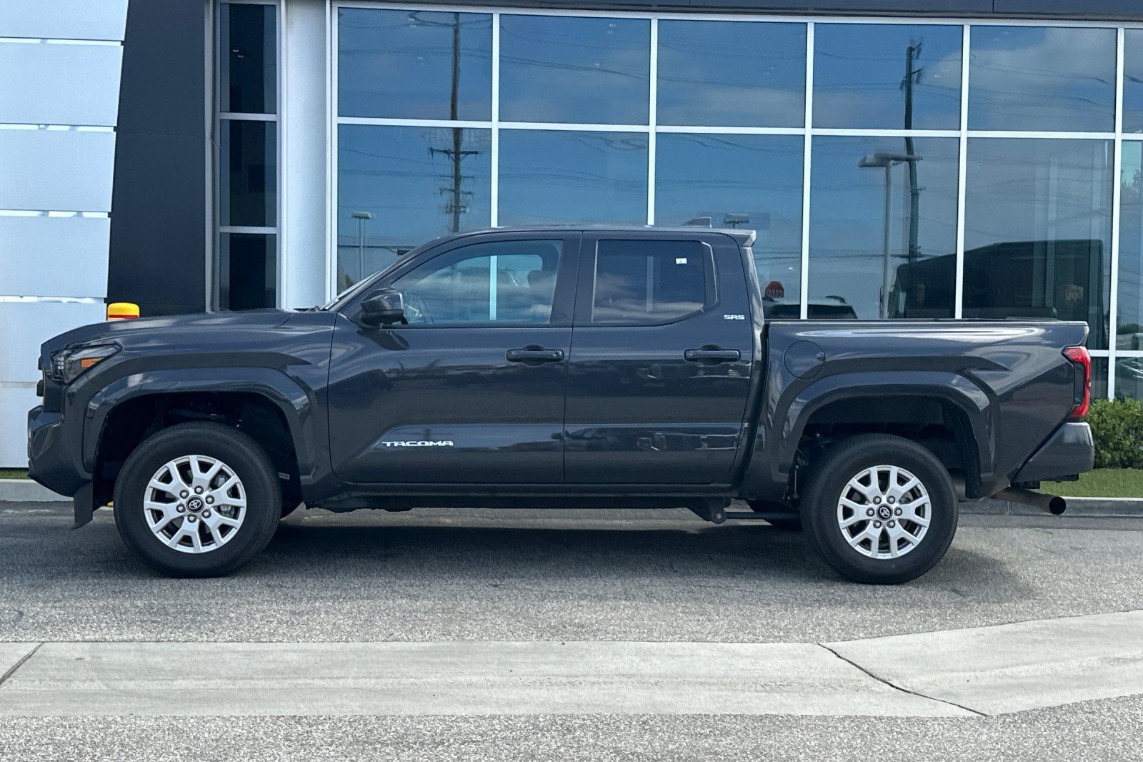 Used 2025 Toyota Tacoma SR5 AWD/4WD image 7