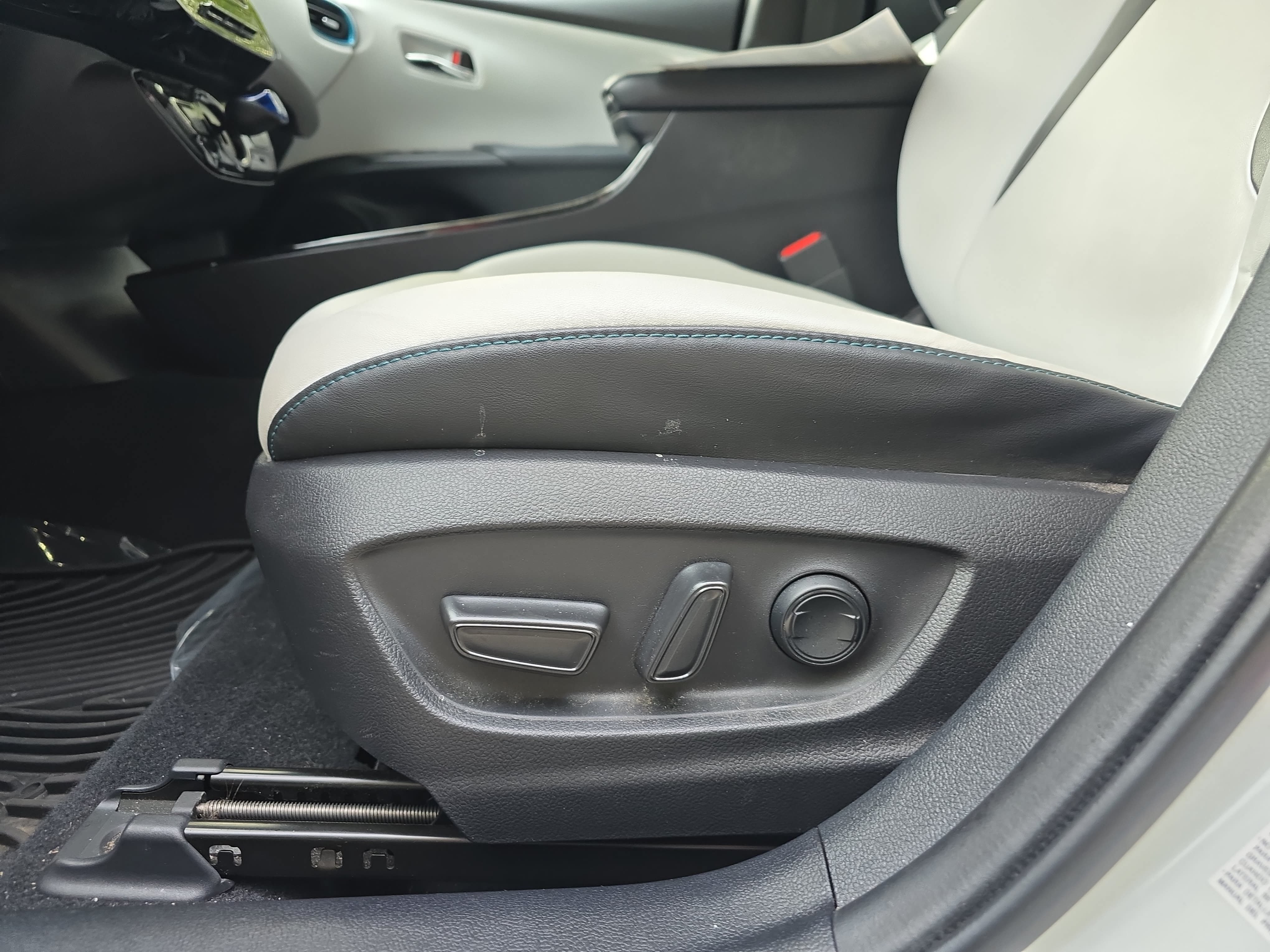 Used 2019 Toyota Prius XLE FWD image 27