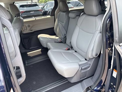 Used 2021 Toyota Sienna XLE w/ XLE Plus Package FWD image 17