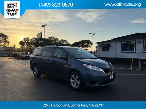 Used 2014 Toyota Sienna LE FWD image 3