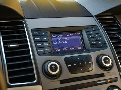 Used 2013 Ford Taurus SE image 24