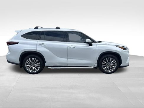 Certified 2024 Toyota Highlander Platinum AWD/4WD image 6