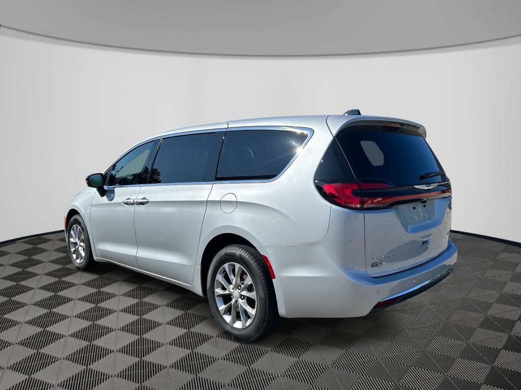Used 2026 Chrysler Pacifica Select AWD/4WD image 3