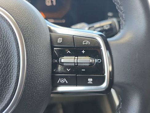Used 2025 Kia Carnival FWD image 26