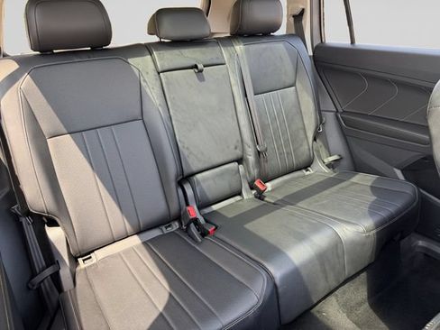 Used 2022 Volkswagen Tiguan SE w/ Panoramic Sunroof Package AWD/4WD image 18