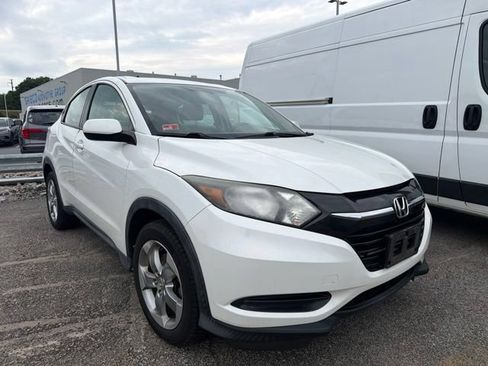 Used 2017 Honda HR-V LX image 2