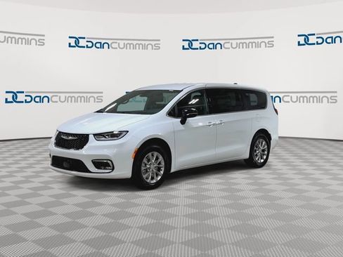 New 2026 Chrysler Pacifica Select AWD/4WD image 4