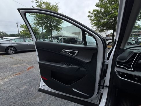 Used 2025 Kia Sportage LX FWD image 18
