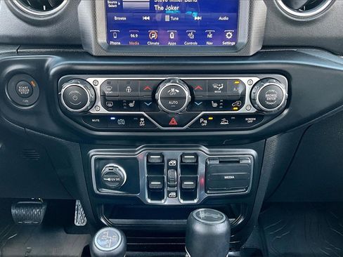 Used 2022 Jeep Wrangler Unlimited Sahara w/ Cold Weather Group image 31