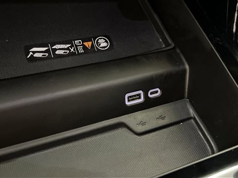 Used 2025 Chevrolet Suburban Z71 AWD/4WD image 36