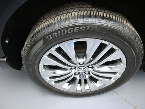 Certified 2023 Toyota Venza Limited image 12