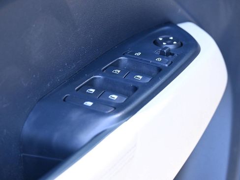 Used 2022 Hyundai Venue Limited FWD image 12