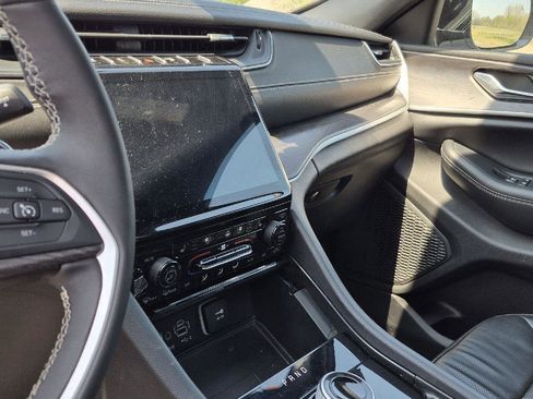 Used 2024 Jeep Grand Cherokee Limited w/ Luxury Tech Group II image 9