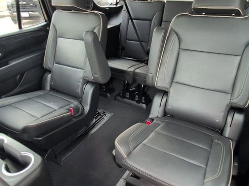 Used 2022 GMC Yukon SLT w/ SLT Premium Package image 8