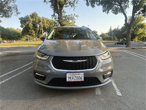 Used 2022 Chrysler Pacifica Touring-L FWD image 2