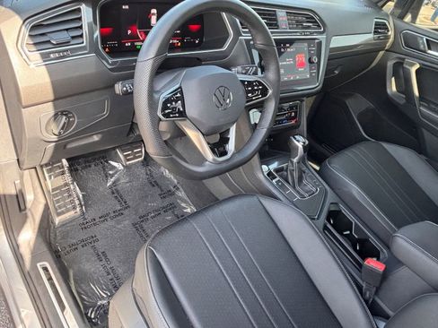 Used 2023 Volkswagen Tiguan SE R-Line FWD image 17