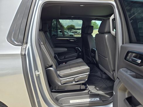 Certified 2025 Chevrolet Suburban High Country AWD/4WD image 24