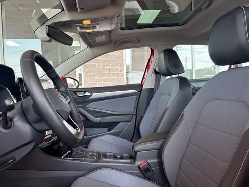 Used 2025 Volkswagen Jetta SE w/ Sunroof Package FWD image 17