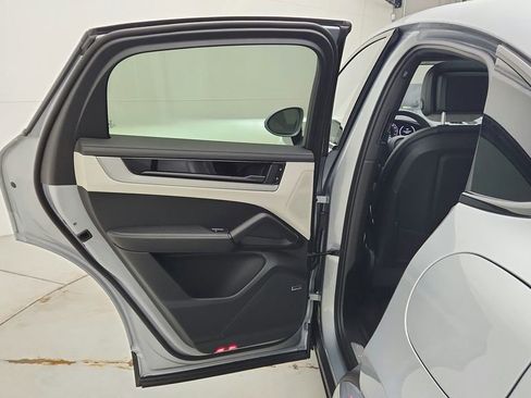 Used 2025 Porsche Cayenne E-Hybrid Coupe image 39