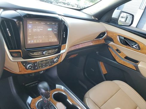 Used 2022 Chevrolet Traverse Premier FWD image 26