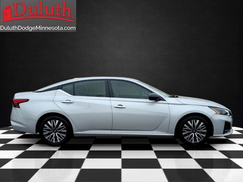 Used 2024 Nissan Altima 2.5 SV FWD image 6