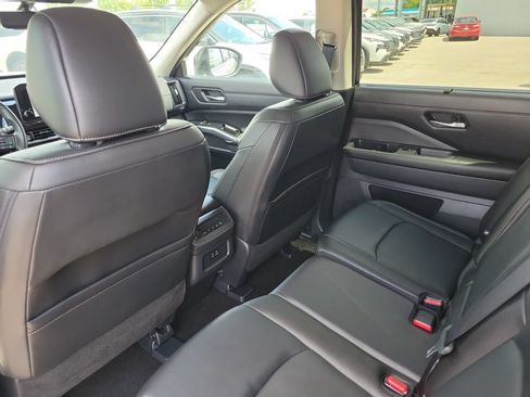 Used 2023 Nissan Pathfinder SL AWD/4WD image 16