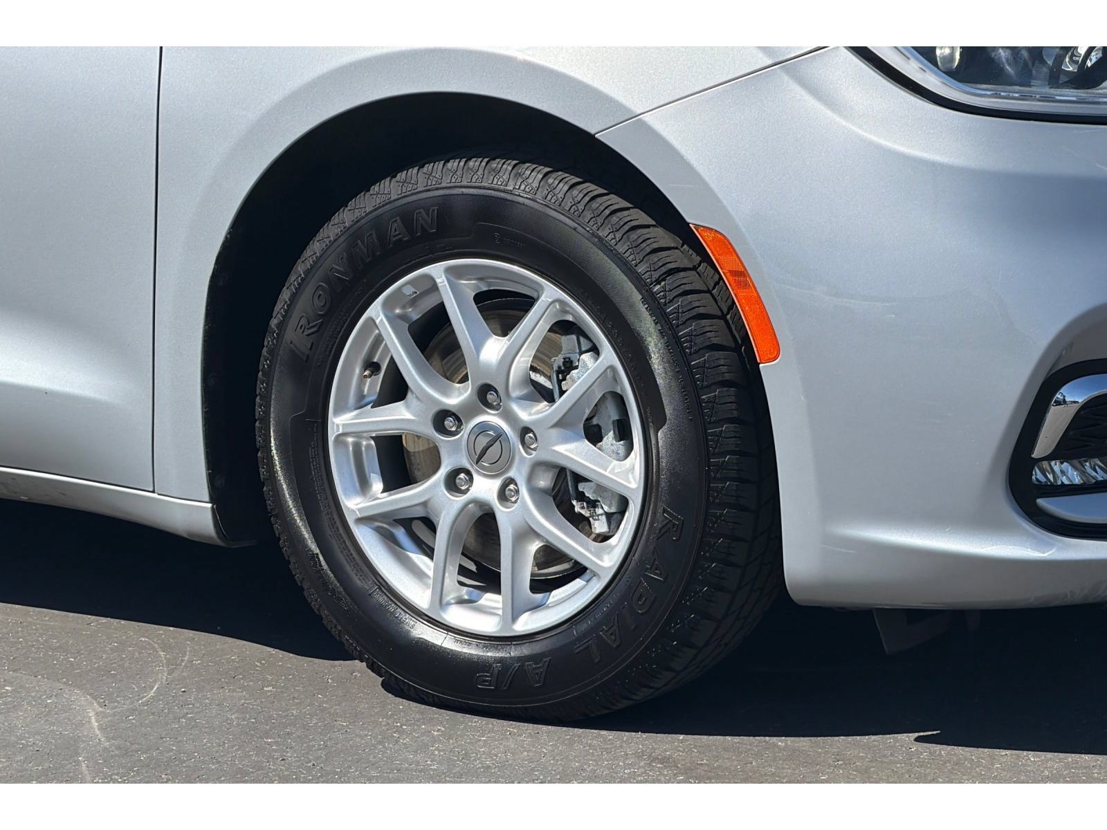 Used 2023 Chrysler Pacifica Touring-L FWD image 33
