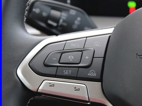 Used 2025 Volkswagen Tiguan SE image 29