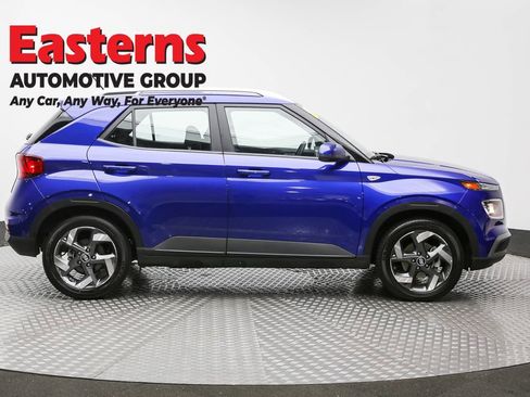 Used 2025 Hyundai Venue SEL image 4