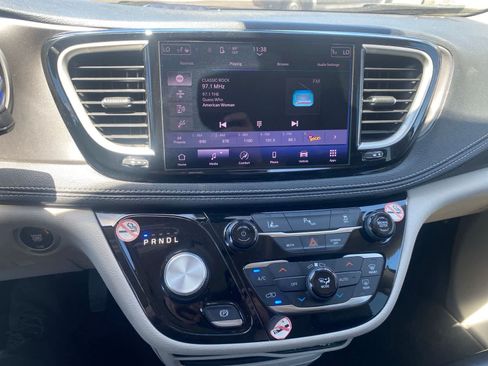 Used 2023 Chrysler Pacifica Touring-L FWD image 15