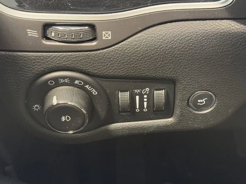 Used 2019 Jeep Cherokee Limited AWD/4WD image 36