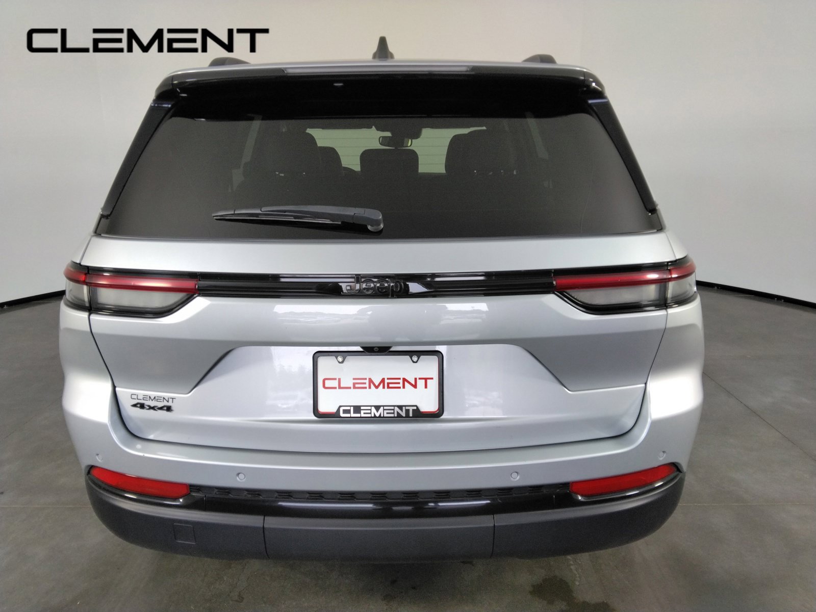 Used 2023 Jeep Grand Cherokee Altitude AWD/4WD image 6