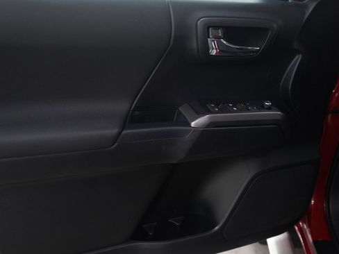 Used 2018 Toyota Tacoma TRD Sport image 22