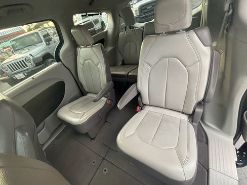 Used 2017 Chrysler Pacifica Touring-L image 18