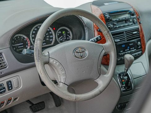 Used 2004 Toyota Sienna XLE Limited image 20