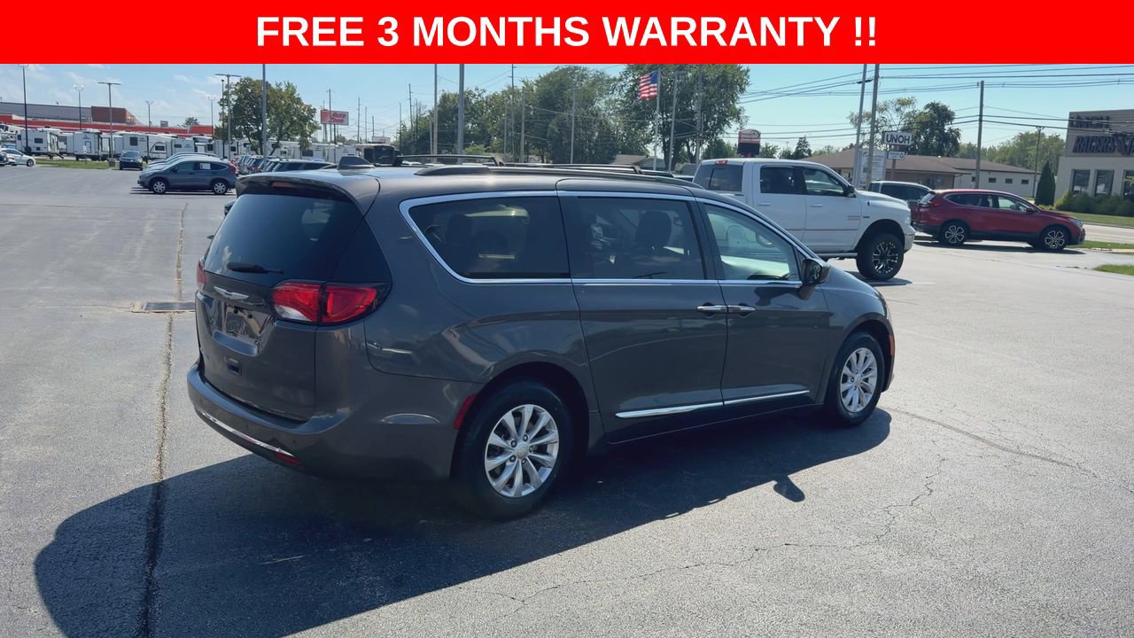 Used 2017 Chrysler Pacifica Touring-L FWD image 8