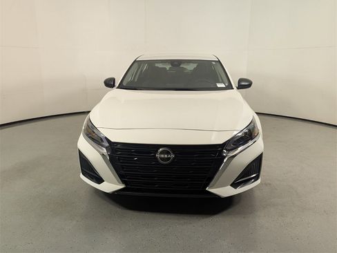 Used 2024 Nissan Altima 2.5 SV image 2