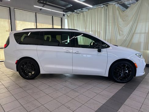 Used 2026 Chrysler Pacifica Limited w/ S Appearance Package FWD image 3