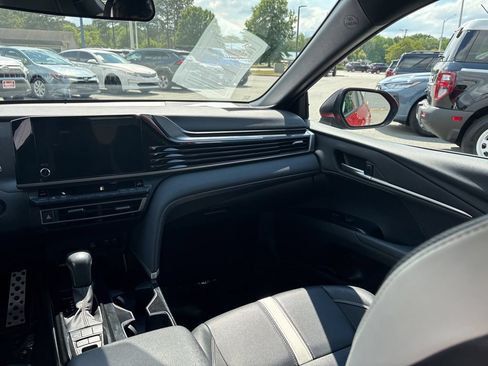 Used 2025 Toyota Camry SE FWD image 11