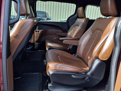 Used 2021 Chrysler Pacifica Limited w/ Uconnect Theater Family Group image 11